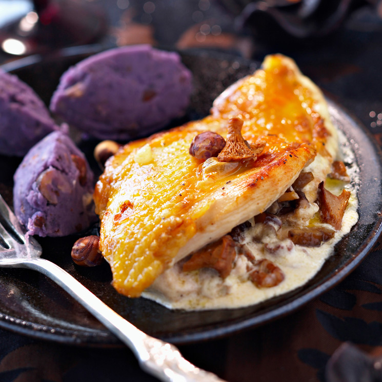 Pechugas de pularda asada con salsa de setas y 'quenelle' de patata violeta