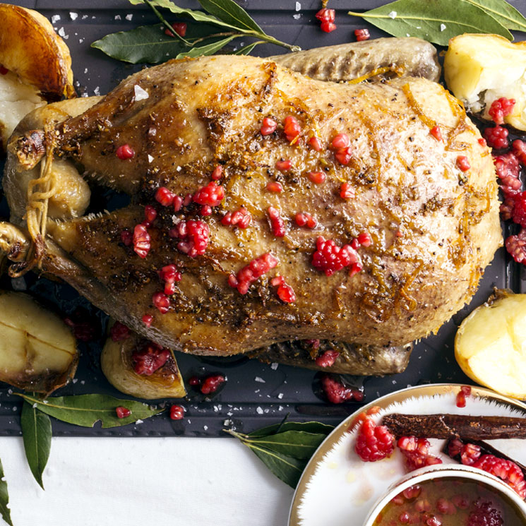 Pavo asado con manzanas y salsa de frambuesas