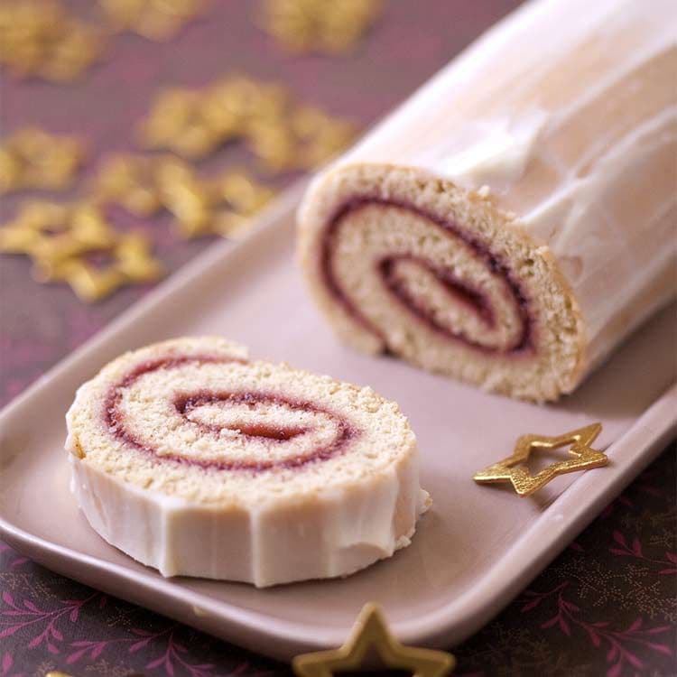 Tronco de Navidad relleno de frambuesa y cobertura de chocolate blanco