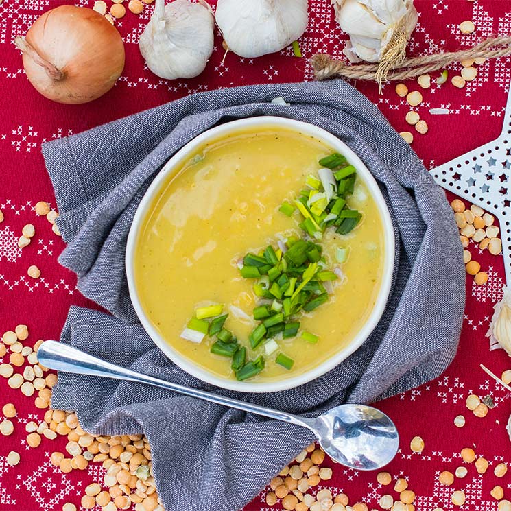 Crema de guisantes y garbanzos con cebolla de verdeo
