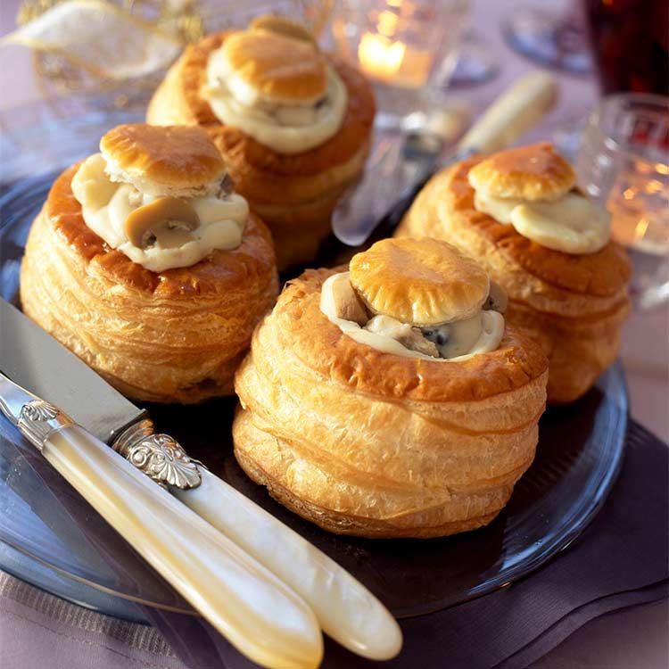 Volovanes rellenos de bechamel con queso y champiñones Volovanes rellenos de bechamel con queso y champiñones