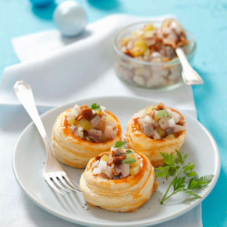 Volovanes rellenos de ensalada de arenque y setas