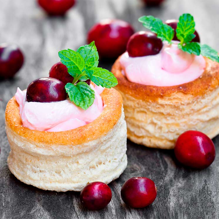 Volovanes con crema de fresa y arándanos