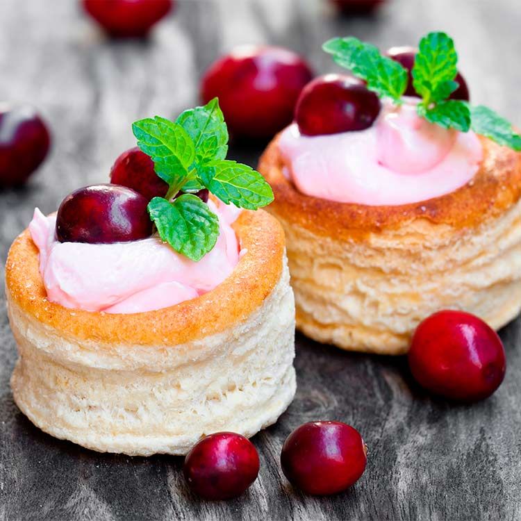 Volovanes con crema de fresa y arándanos