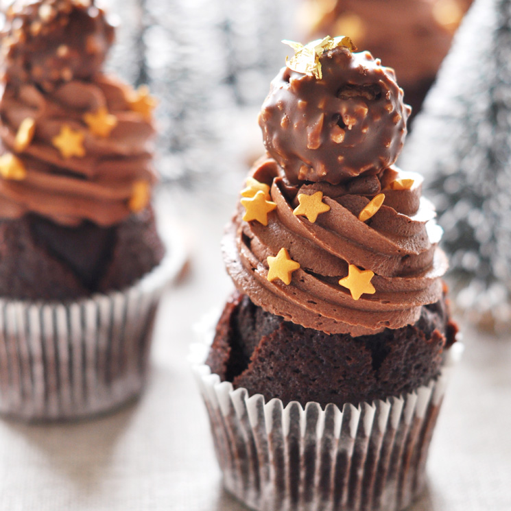 'Muffins' de cacao con praliné y rocas de chocolate