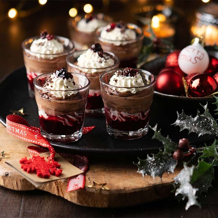 Vasitos navideños de mousse de chocolate con confitura de cereza