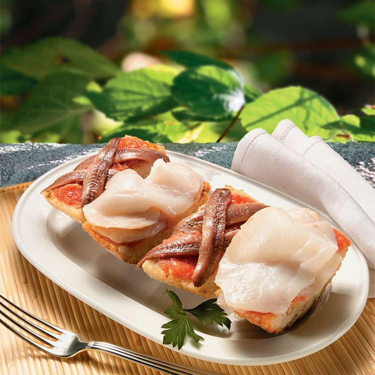 Tostas de bacalao y anchoas ahumados
