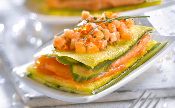 Milhojas de pepino, piña y salmón en dos texturas Milhojas de pepino, piña y salmón en dos texturas