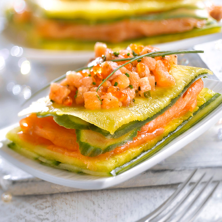 Milhojas de pepino, piña y salmón en dos texturas