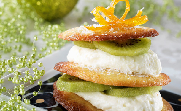 Milhojas de tejas con mousse de coco y kiwi