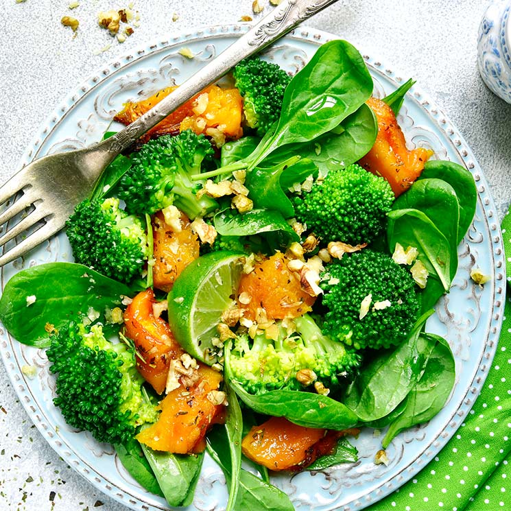 Ensalada de brócoli, calabaza asada y pistachos