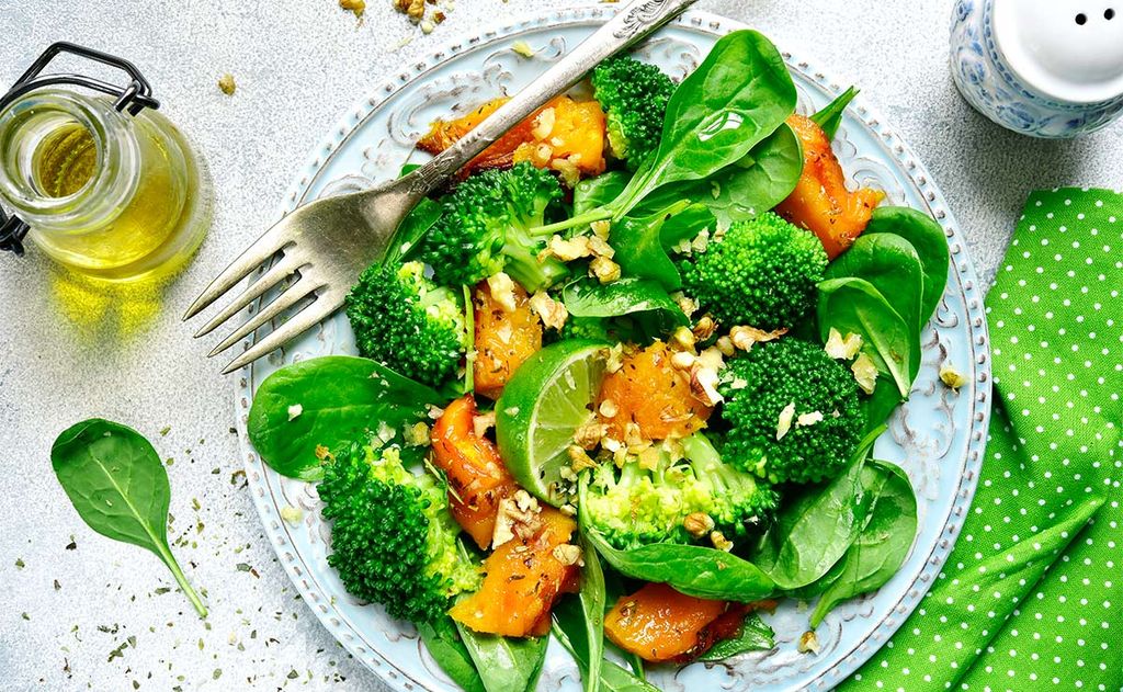 Ensalada de brócoli, calabaza asada y pistachos