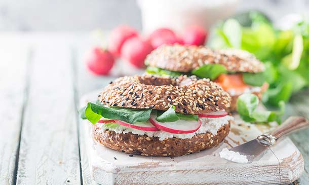 'Bagel' con crema de queso, rábano y aguacate
