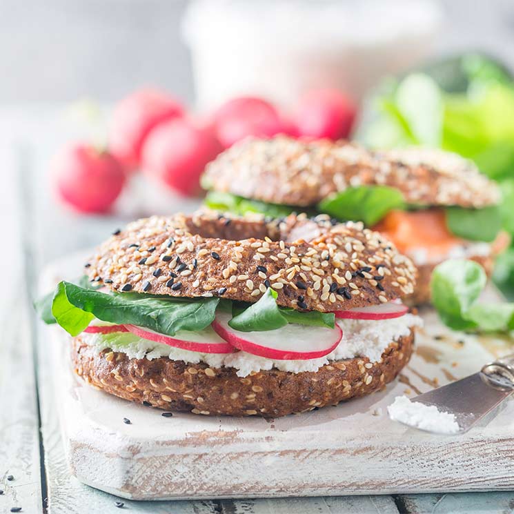 'Bagel' con crema de queso, rábano y aguacate