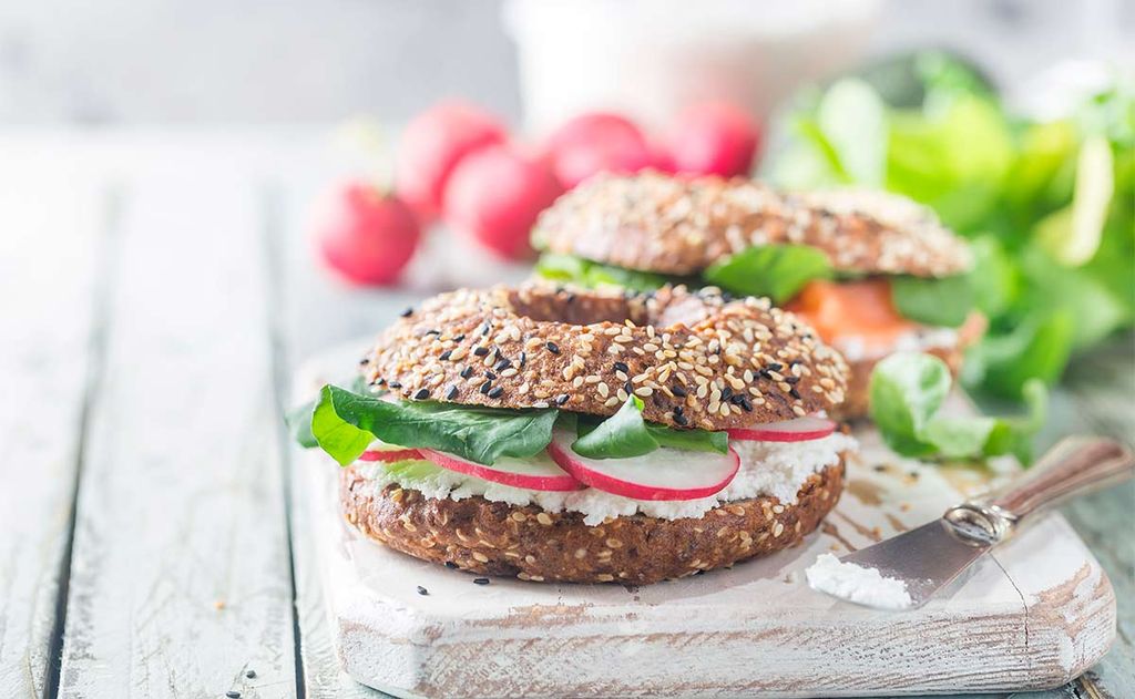 'Bagel' con crema de queso, rábano y aguacate