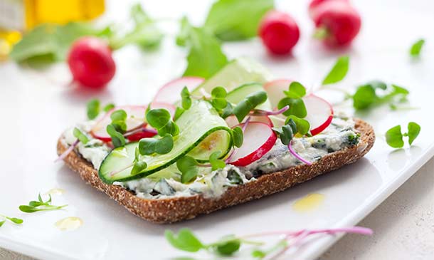 Tostada integral con queso, pepino y rábanos