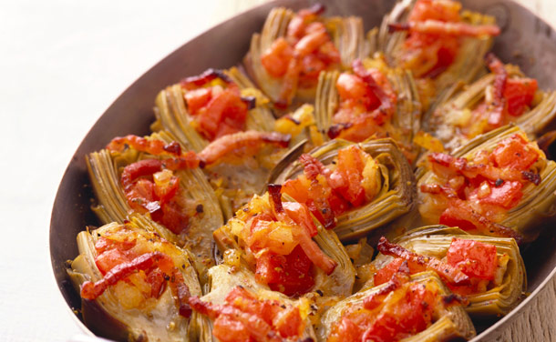 Alcachofas asadas con pimientos y bacón Alcachofas asadas con pimientos y bacón