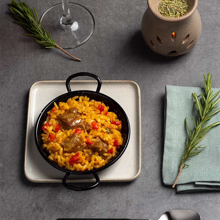 Arroz en textura de paella con carrillera ibérica y aroma de romero