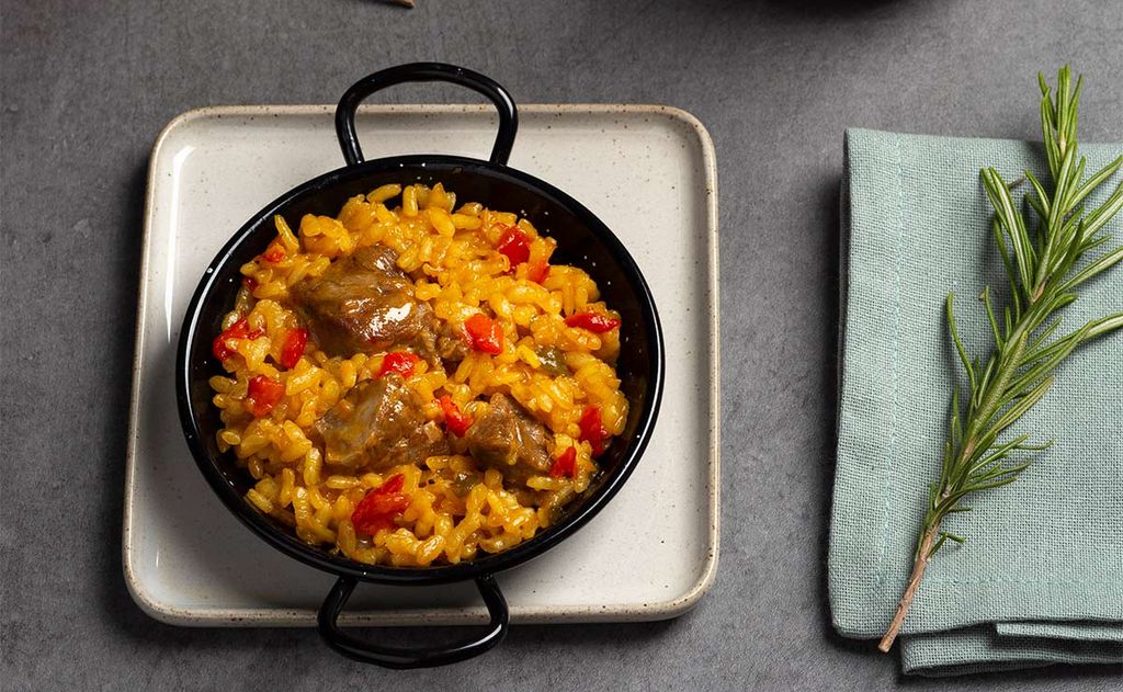 Arroz en textura de paella con carrillera ibérica y aroma de romero