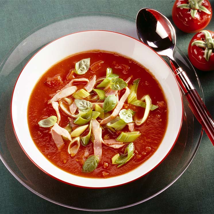 Sopa de tomate con puerro y jamón cocido
