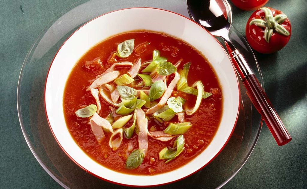 Sopa de tomate con puerro y jamón cocido