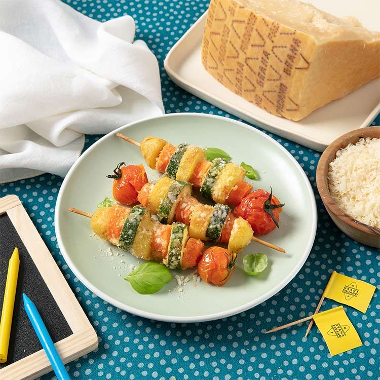 Brochetas gratinadas al horno con verduras, patatas y queso Grana Padano Brochetas gratinadas al horno con verduras, patatas y queso Grana Padano