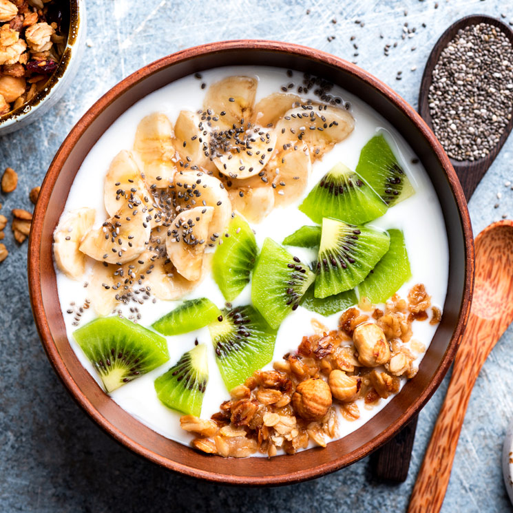 'Bowl' de kéfir con kiwi, plátano y semillas de chía