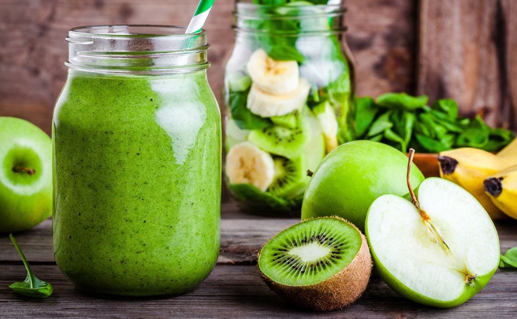 'Smoothie' de kiwi, manzana y espinacas