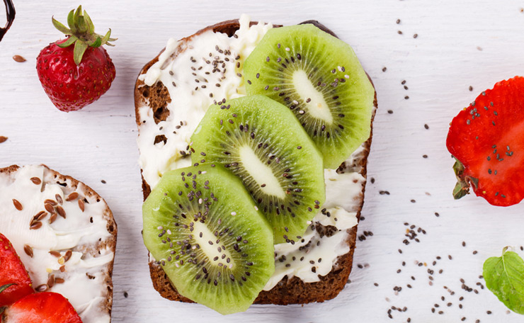 Tostadas de centeno con kiwi, queso y semillas de amapola