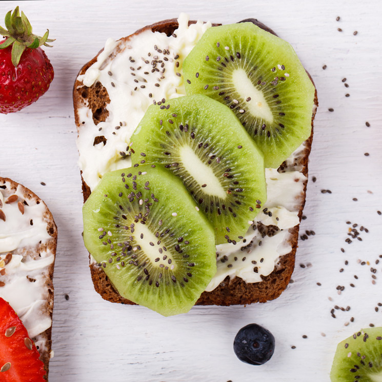 Tostadas de centeno con kiwi, queso y semillas de amapola