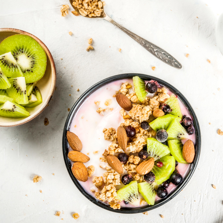 'Bowl' de yogur, kiwi, almendras y granola