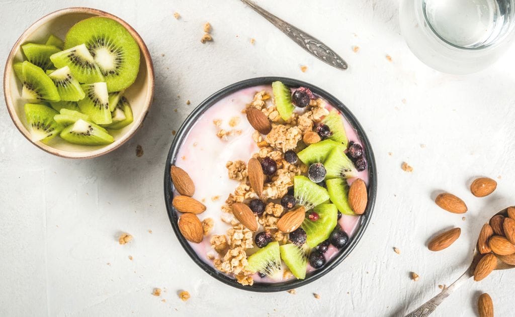 'Bowl' de yogur, kiwi, almendras y granola