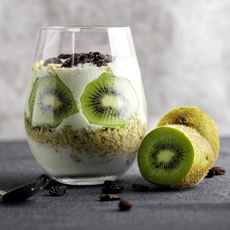 Vasitos de yogur, kiwi y avena