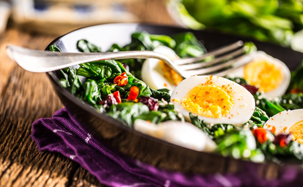 Espinacas y huevos con un toque picante