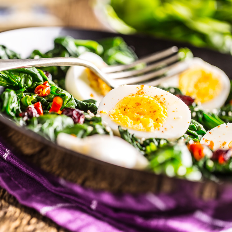 Espinacas y huevos con un toque picante