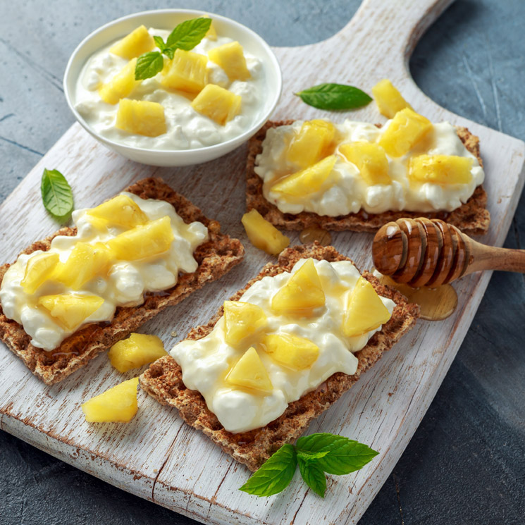 Biscotes con queso 'Cottage' con miel y piña