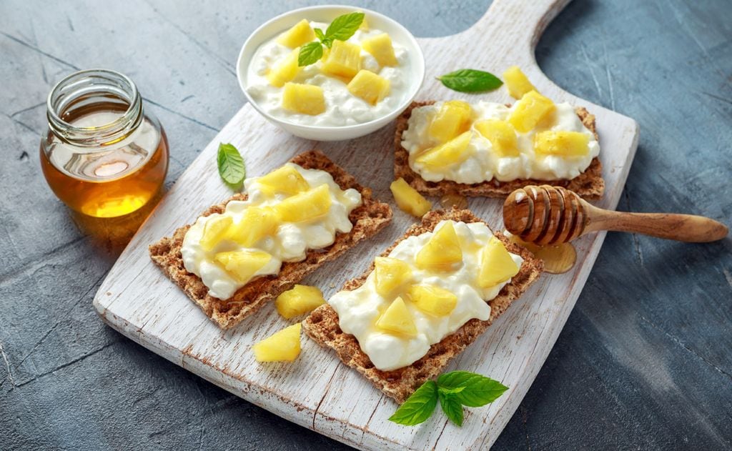 Biscotes con queso 'Cottage' con miel y piña