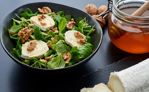 Ensalada de canónigos, queso de rulo de cabra y miel Ensalada de canónigos, queso de rulo de cabra y miel