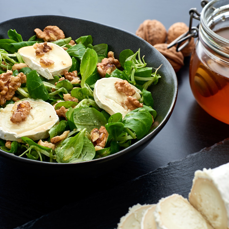 Ensalada de canónigos, queso de rulo de cabra y miel