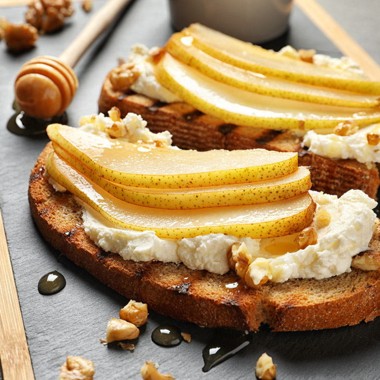 Tostas de queso, peras y miel