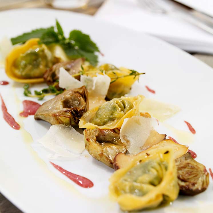 Tortelloni con alcachofas y lascas de parmesano