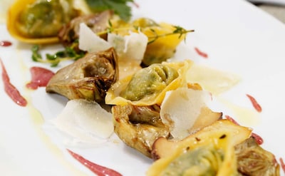 Tortelloni con alcachofas y lascas de parmesano