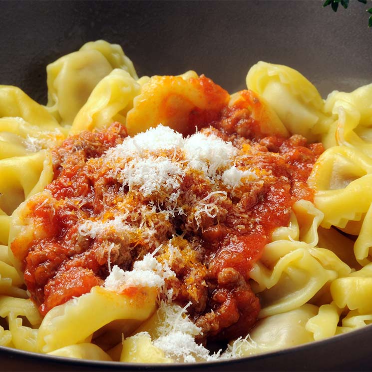 Tortellini con salsa boloñesa
