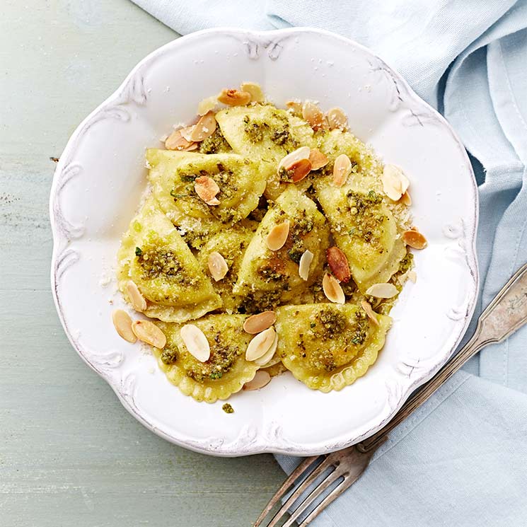 'Agnolotti' rellenos de pesto de aceitunas con almendras tostadas