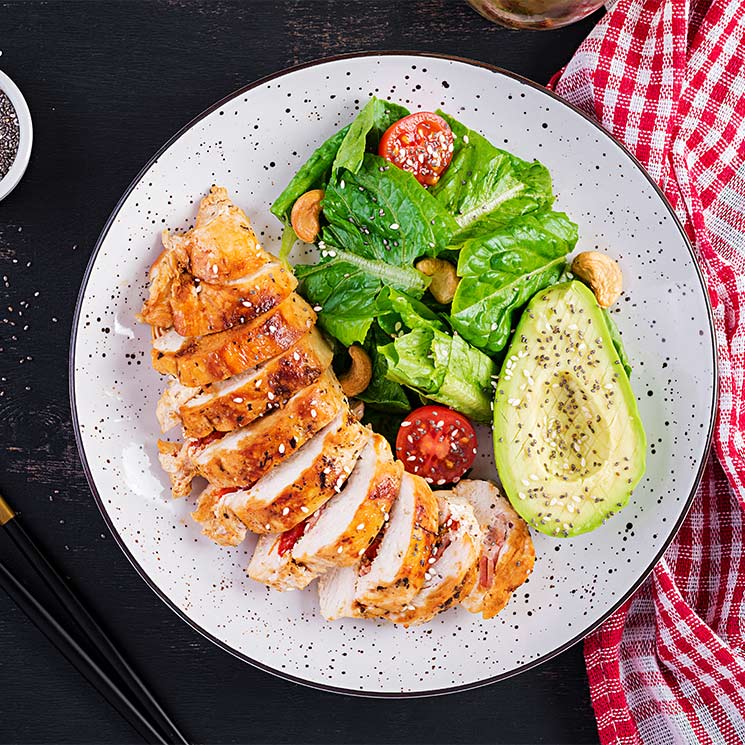 Pollo a la plancha con ensalada de aguacate y anacardos