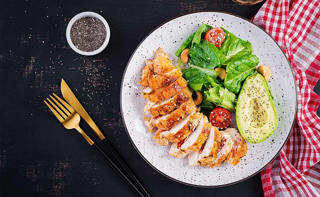 Pollo a la plancha con ensalada de aguacate y anacardos