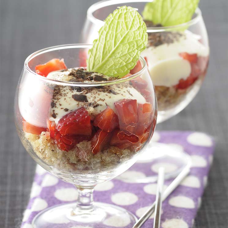 Copa de mascarpone, fresas y yogur