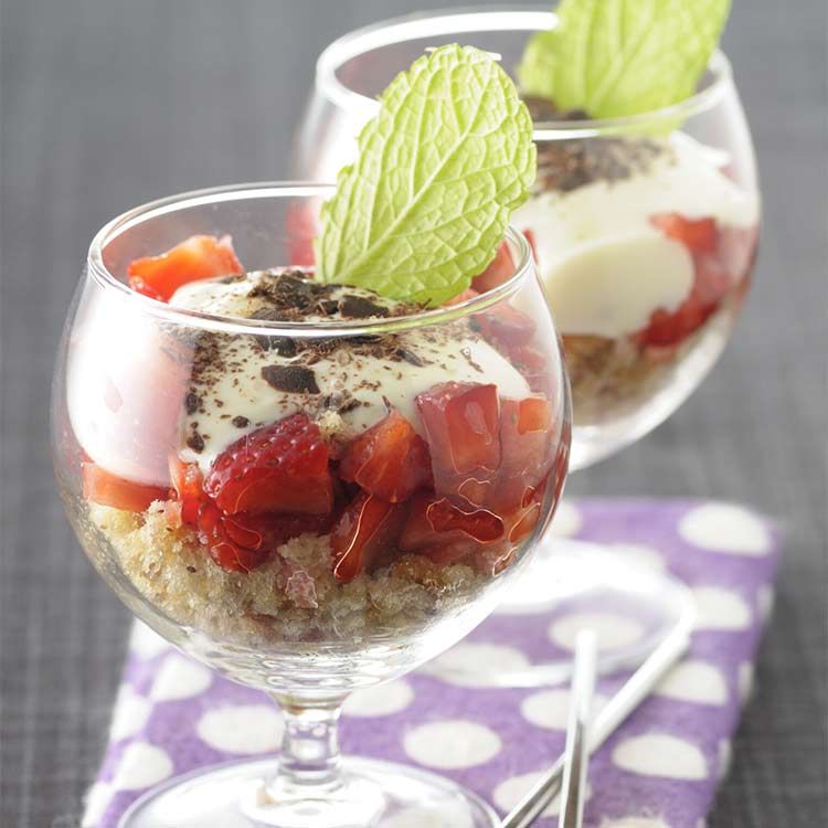 Copa de mascarpone, fresas y yogur