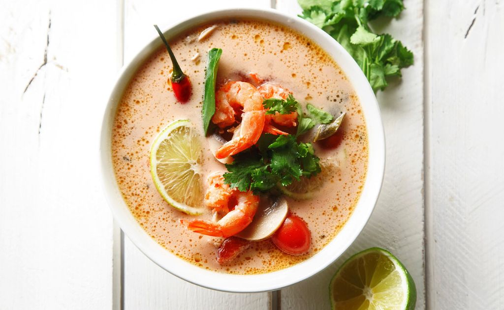 Sopa 'thai' de gambas y lima