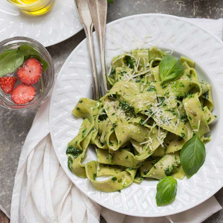 Cintas de pasta con salsa 'pistou'